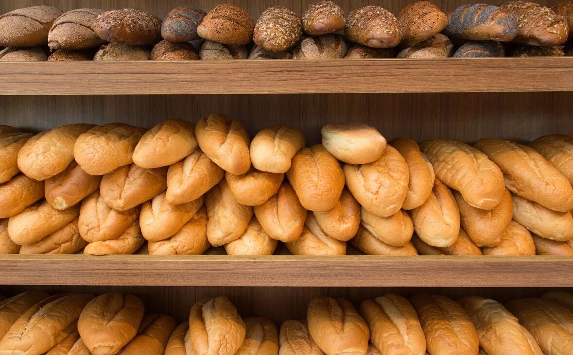 We ve got bread. Хлебобулочные изделия на прилавке. Хлеб на прилавке. Хлебный прилавок. Полки для хлеба.