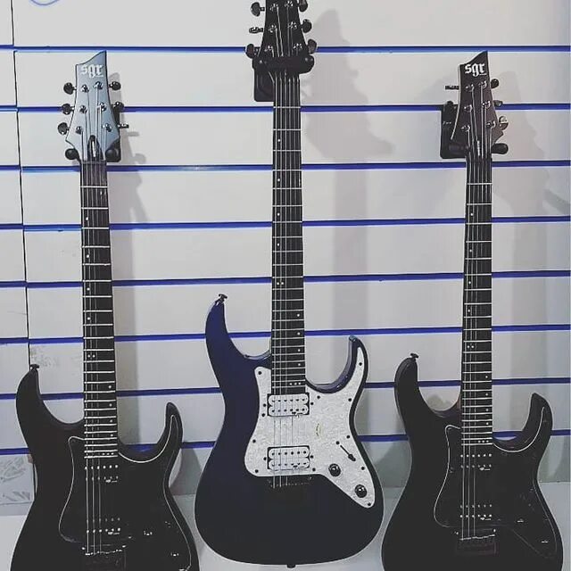 Гитарная лавка брянск. Dr - комплект струн nwe-9/46 neon white для электрогитары страна производитель. Музторг брянск. Гитарная лавка брянск. Витрина магазина гитар.