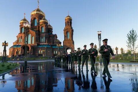 Около храма вооруженных сил