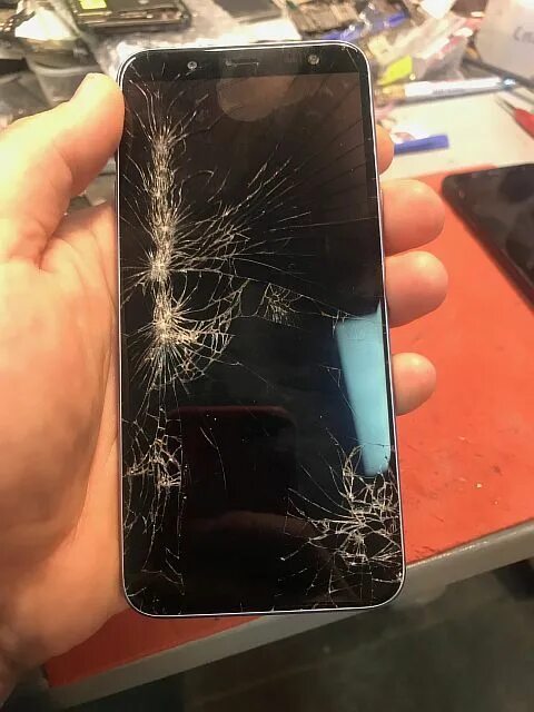 Разбитый экран xiaomi. Samsung a21s разбитый. разбитый самсунг галакси а7. самсунг s20 разбит. самсунг галакси s20 разбитый.