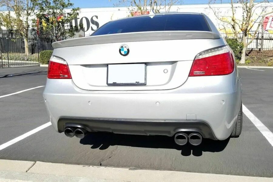 Задний бампер е60. BMW m5 e60 диффузор. Диффузор заднего бампера е60. Задний диффузор БМВ е60. БМВ е60 диффузор заднего бампера м5.