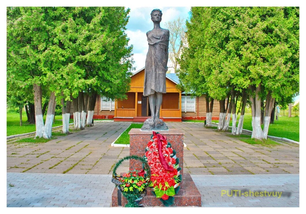 Памятник Зое Космодемьянской в Петрищево. Памятник Зое Космодемьянской в деревне Петрищево. Памятник Зое Космодемьянской в Дорохово. Пос космодемьянского