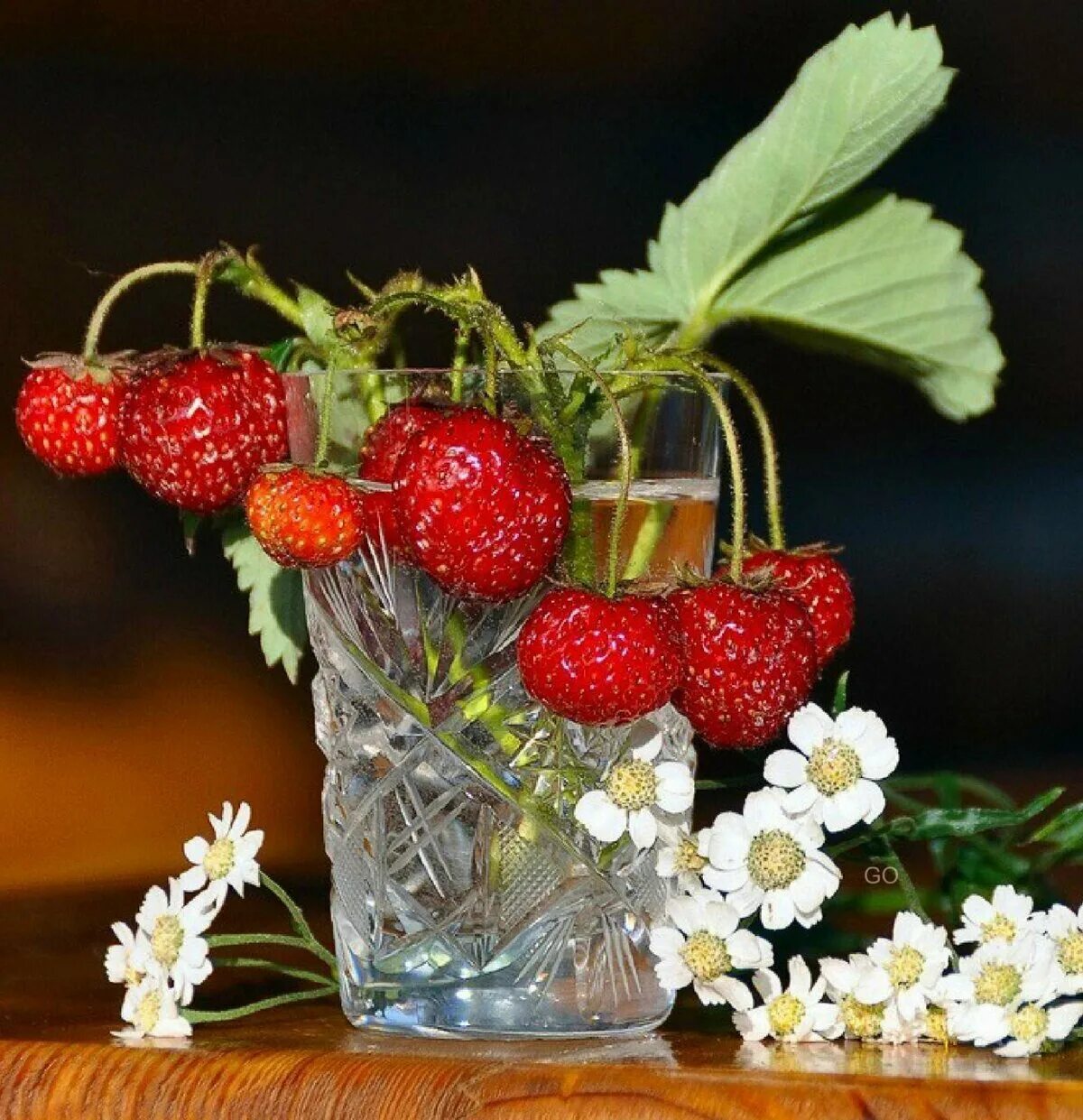 Стакан земляники. Красивые ягоды. Земляника в вазе. Клубника. Лето ягоды.