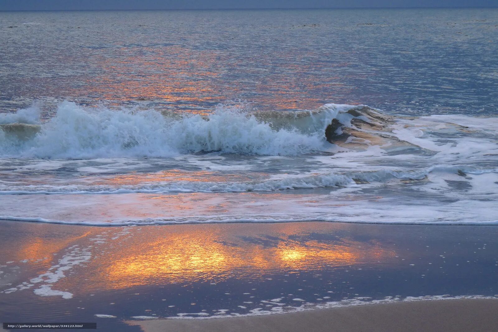 Песня плещет волна. Море плещет. Море плескает волны. Пляжи на Каспийском море. Волны плещут на берег.