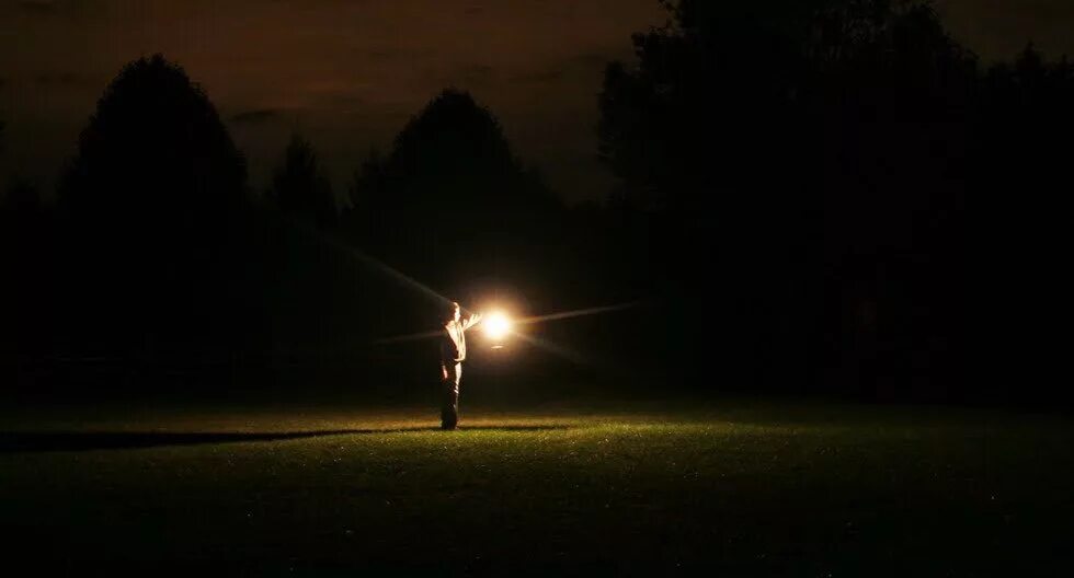 Чтож в темноте идти будем не. Силуэт в коридоре. Пешеход в темноте. Человек идущий в темноте. Человек уходит в темноту.