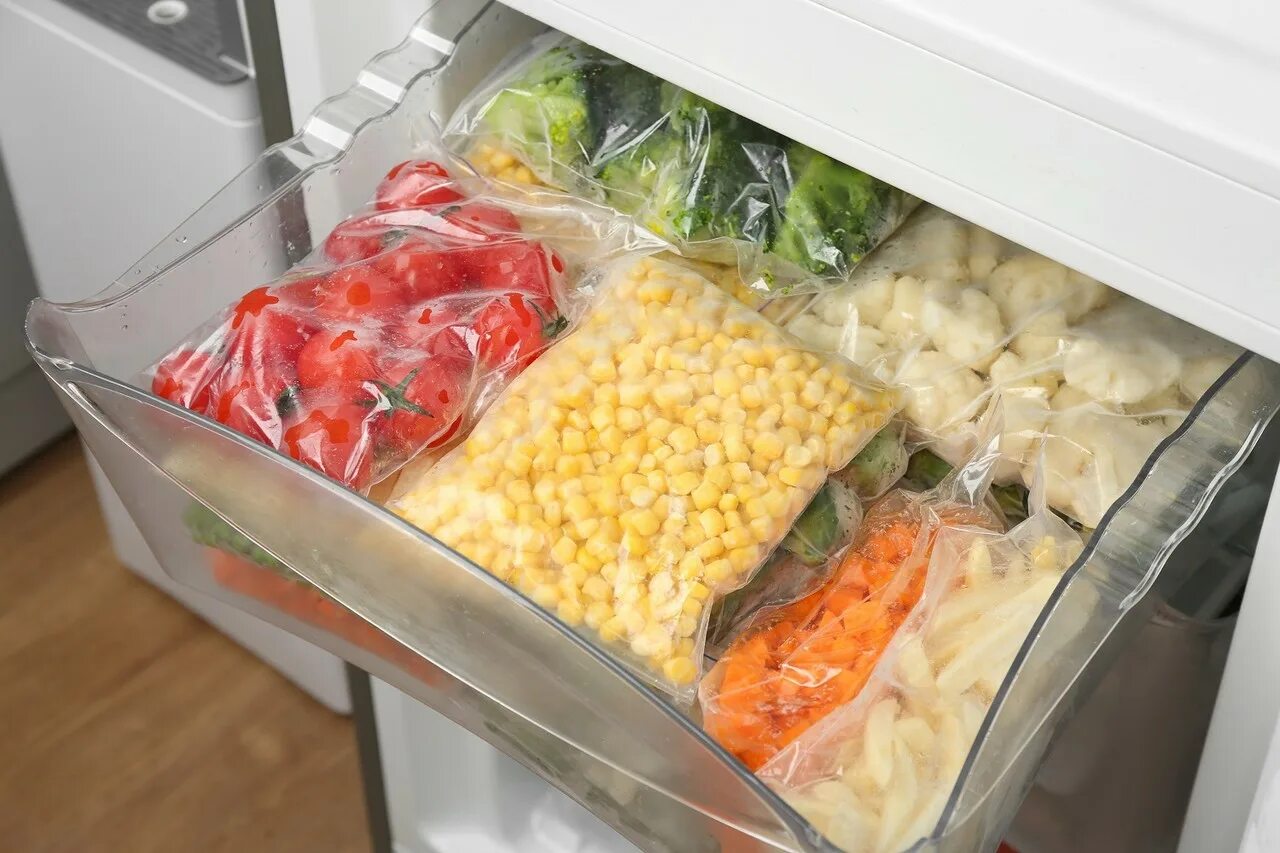 Можно ли заморозить плов в морозилке. Контейнеры для заморозки продуктов для морозильных камер. заморозка продуктов в пакетах. пластиковые контейнеры для хранения продуктов в морозилке. замороженные продукты в холодильнике.