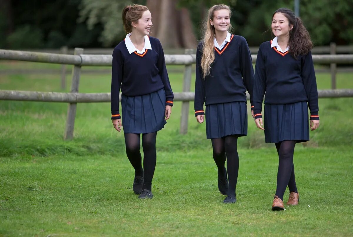 Uk teens. Британская Школьная форма. Школьная форма в Англии. Школьная форма в Британии для девочек. Английская школа для девочек.
