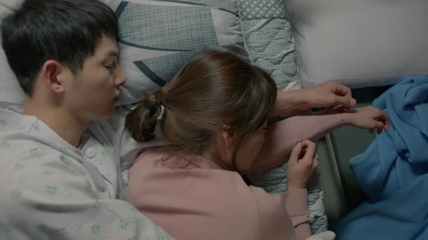 Потомки солнца (сериал 2016 – 2017). Потомки солнца сериал. Дорама похожие на потомки. Потомки солнца дорама 17. Со джун ки плачет потомки солнца.