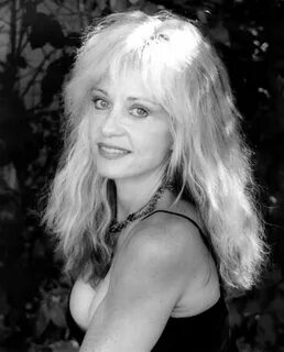 Linnea Quigley - Biography - IMDb.