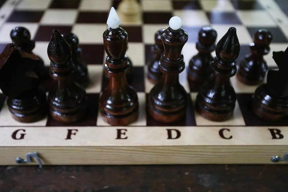 Шахматы расставить фигуры на доске. Расстановка шахмат. Шахматная доска расстановка. Шахматы расстановка фигур. Расположение шахмат.