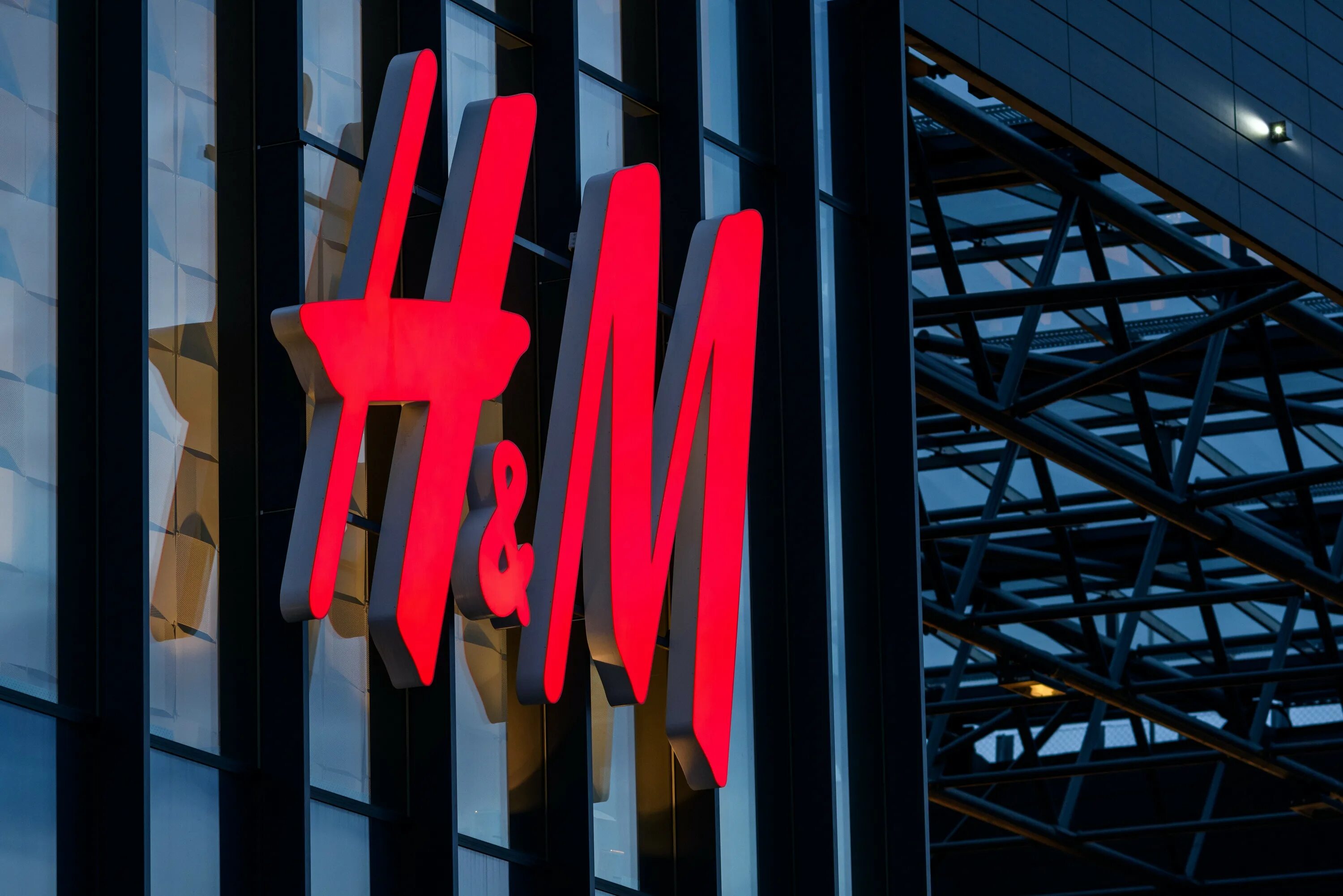 H m t. H&M. Вывеска h m. Шведские компании h&m. Компания h m логотип.