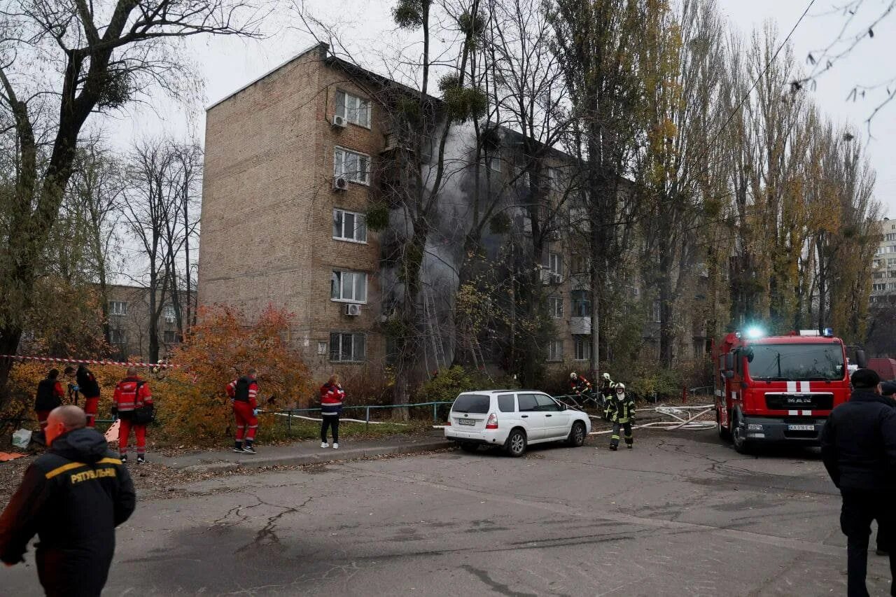 Попадание в жилой дом. Взрывы в киеве. ракеты в жилые дома украины. ракетный обстрел. ракетный обстрел киева.