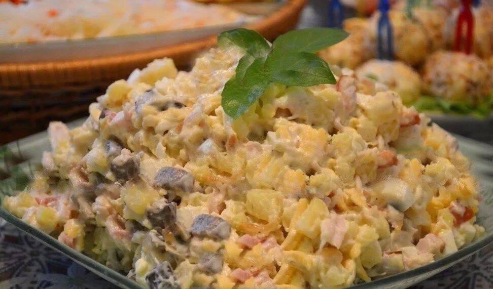 Салаты с копченой курицей пошаговые рецепты. Салат с копчёной курицей. Салат с копчёной курицей и грибами. Салат с копчёной курочкой сыром. Салат с копчёной грудкой и грибами.