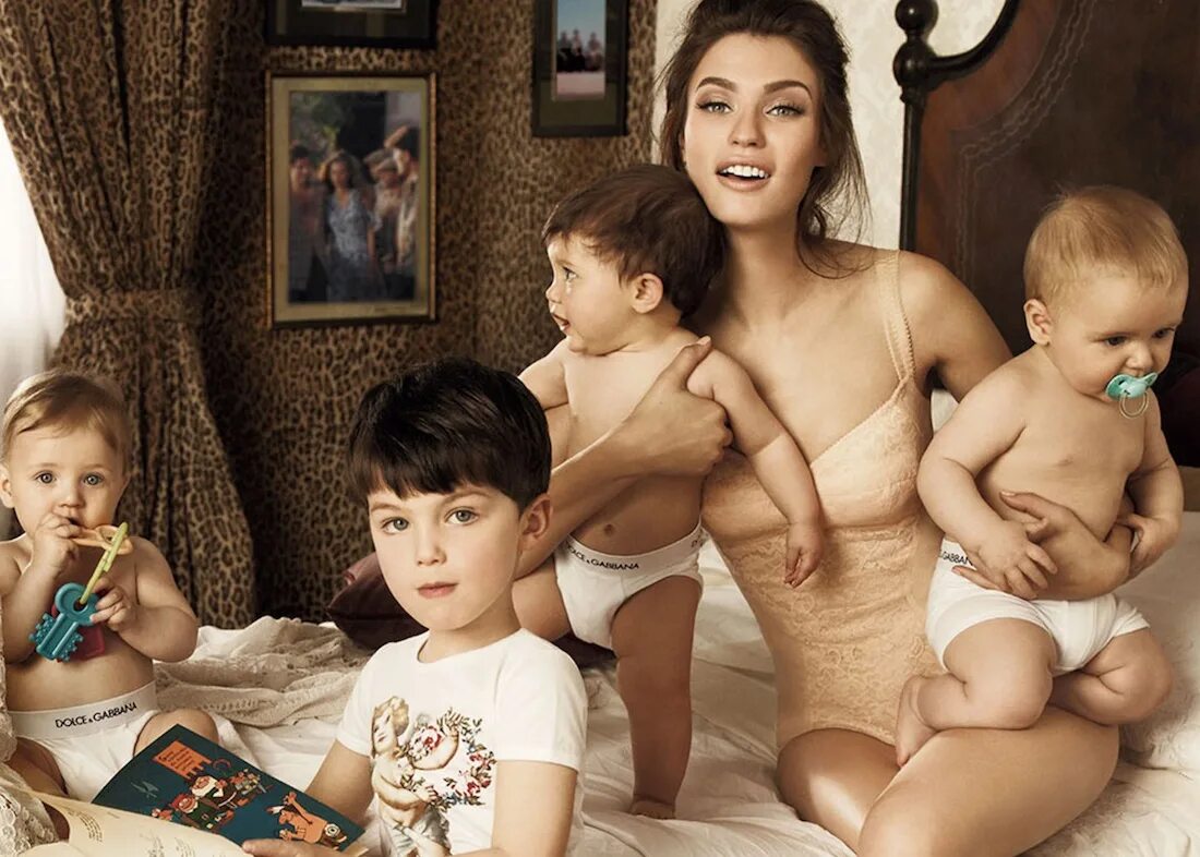 Мама итальянка. Мама итальянка. Итальянка с ребенком. Итальянская мама на кухне. Бьянка балти дольче габбана семья.