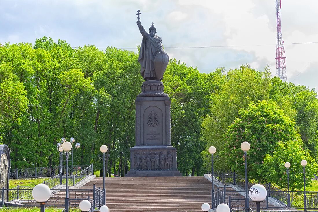 Звучащий памятник. Памятник князю Владимиру в Белгороде. Памятник Владимиру великому (Белгород). Памятник великому князю Владимиру Белгород.