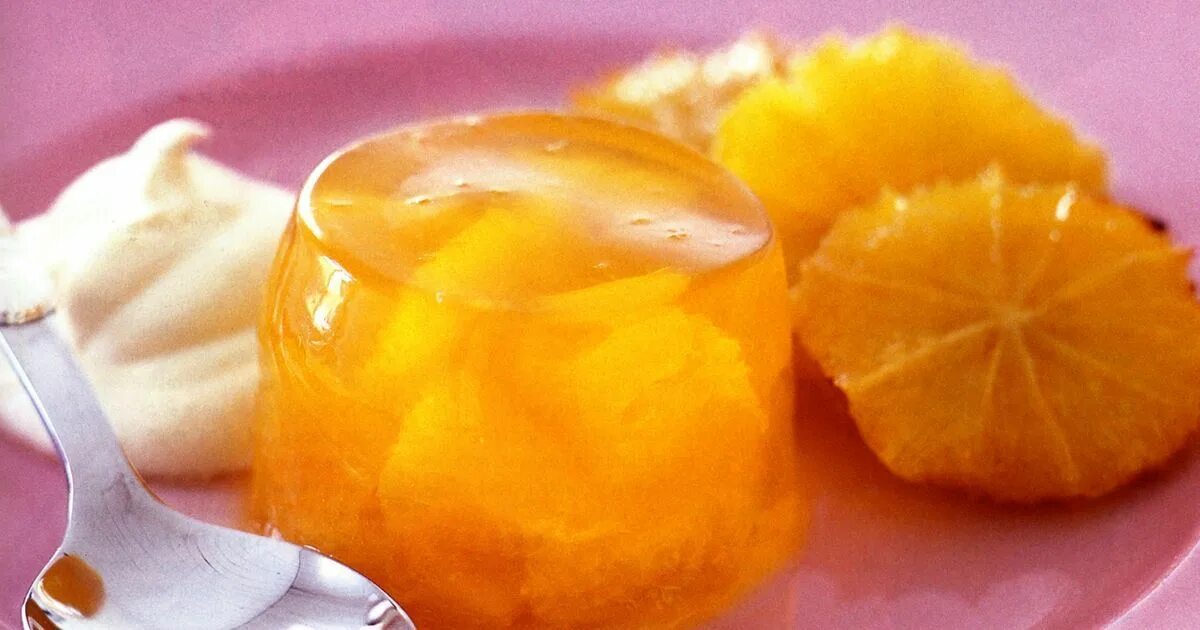 Желе из апельсинов рецепт с желатином. Желе из мандаринов. Желе из апельсинов рецепт с желатином. Желе в апельсине. Мандариновое желе.
