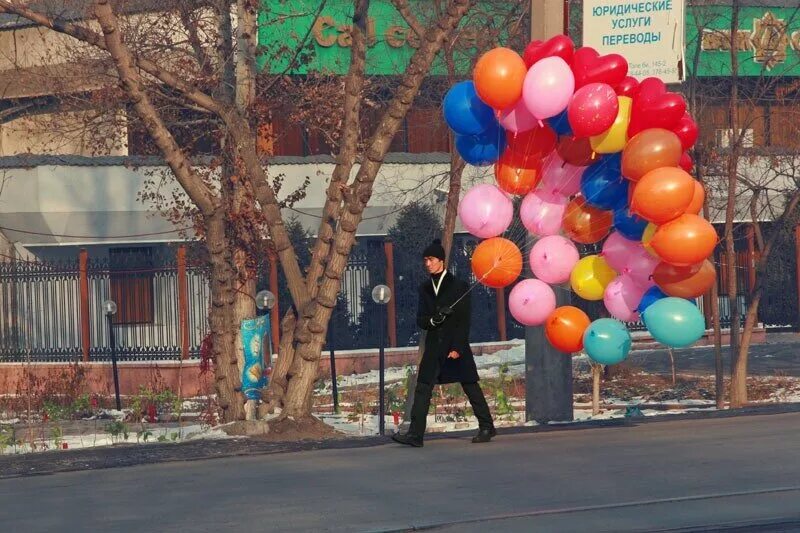 Продавец воздушные шары. Продавец воздушных шаров. Советские воздушные шары. Продавщица воздушных шариков. Уличная торговля воздушными шарами.