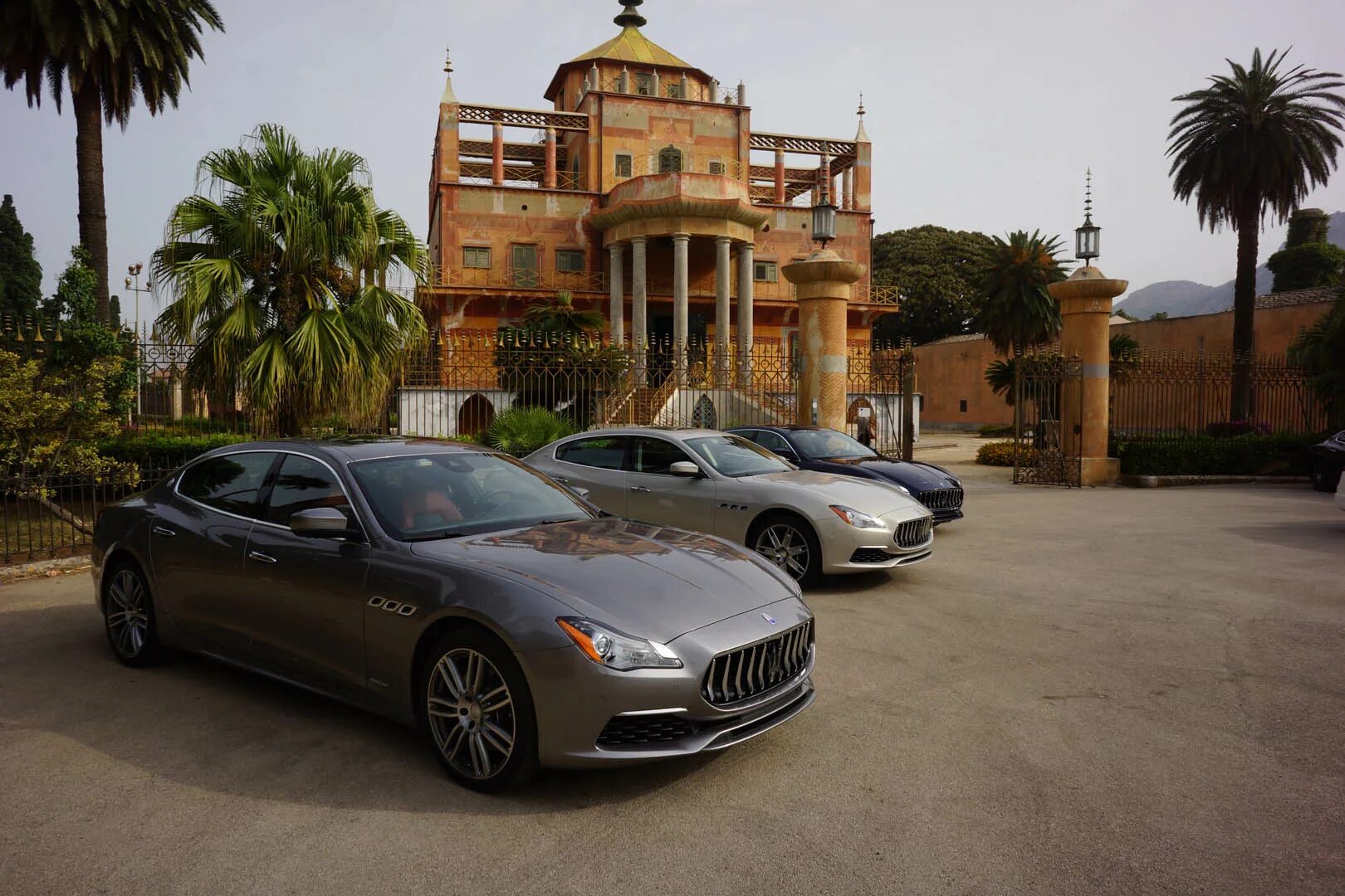 машина роллс ройс красный. какие авто роскошь. какие авто роскошь. мойка самой дорогой машины. Rolls royce dawn.