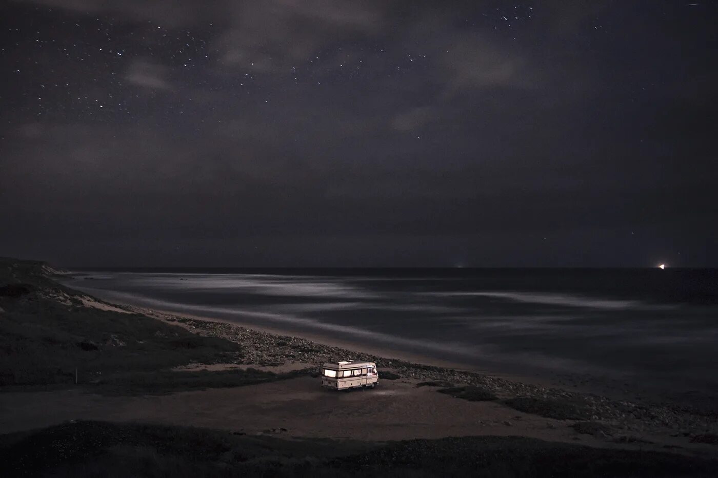 Включи dark beach. Депрессивная ночь у моря. Серое море пляж ночь. Красивый пляж мрачно. Темно синий пляж ночь.