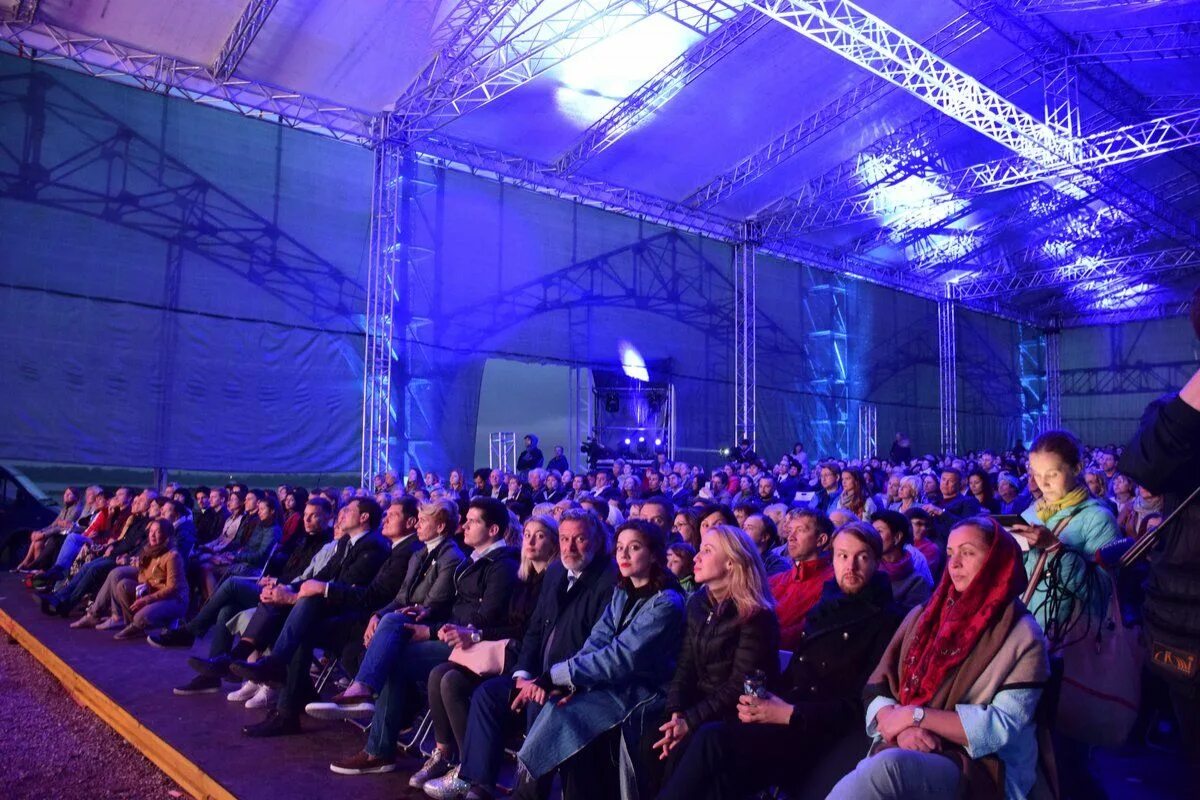 Концерты в пакгаузах нижний новгород фото посетителей. Стрелка фестиваль в оред. Фестиваль на стрелке нижний новгород. Международный фестиваль искусств нижний новгород. Фестиваль стрелка.