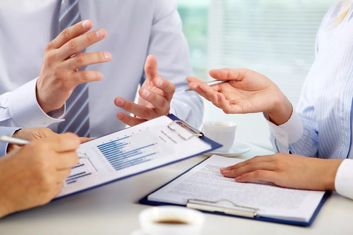 девушка объясняет. некачественная консультация. женщина на совещании. психотерапия врач. беседа с психологом.