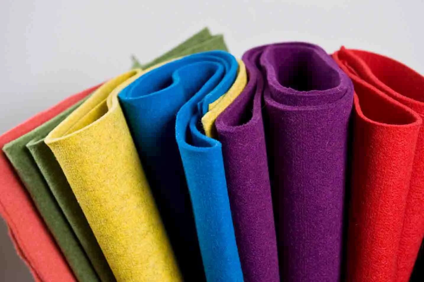 Фелт терапия. Валяние из шерсти. Поделка флажок. Флажок поделка с малышами. Сердечки из фетра.