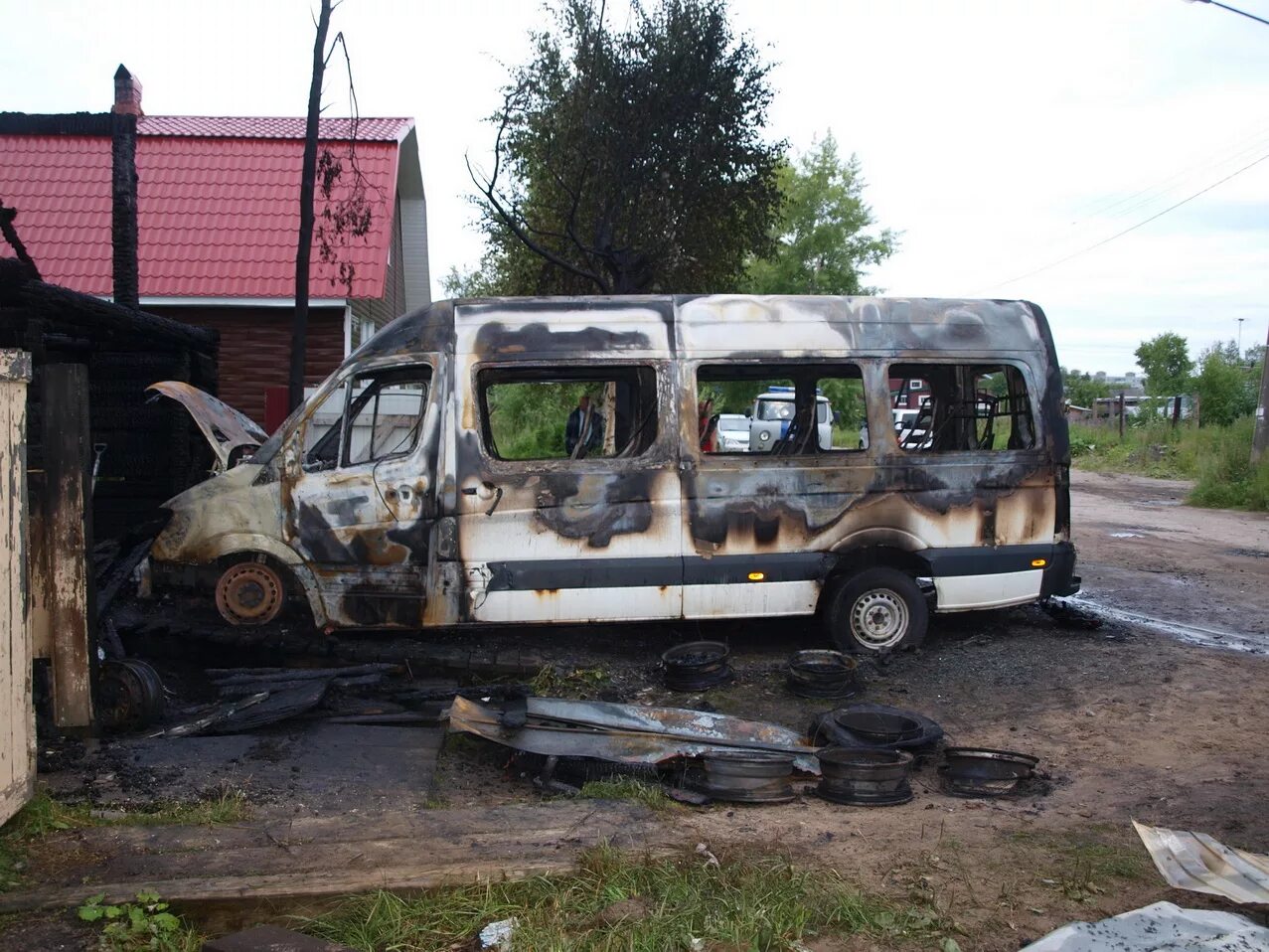 Мерседес Спринтер сгорел. Mercedes Sprinter 1990. Битые микроавтобусы горелые.