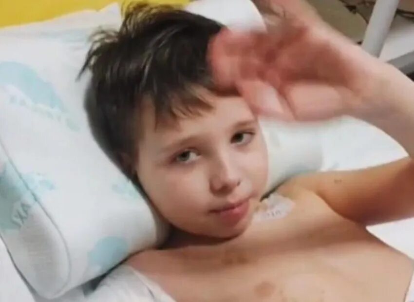 Мальчик плачет на улице. Мальчик потерял руки. Юноша без ног и рук. Потеряли пацана. Джейми из потерянного мальчишки.
