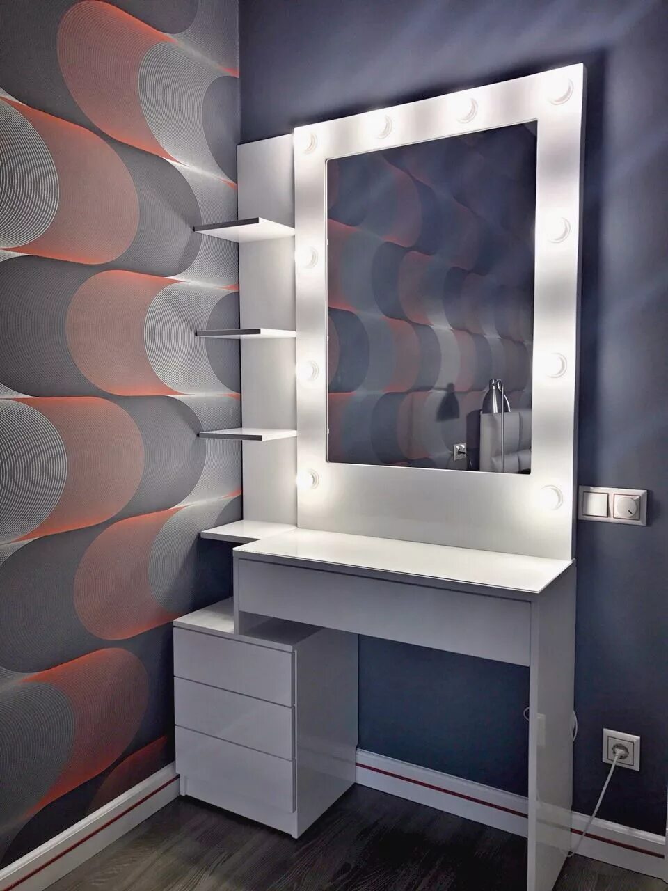 Столик в спальню с зеркалом и подсветкой. Туалетный столик с подсветкой Мирроу 7 BMS. Гримерный столик 2021. Зеркальный шкаф "стандарт 80" трельяж свет.