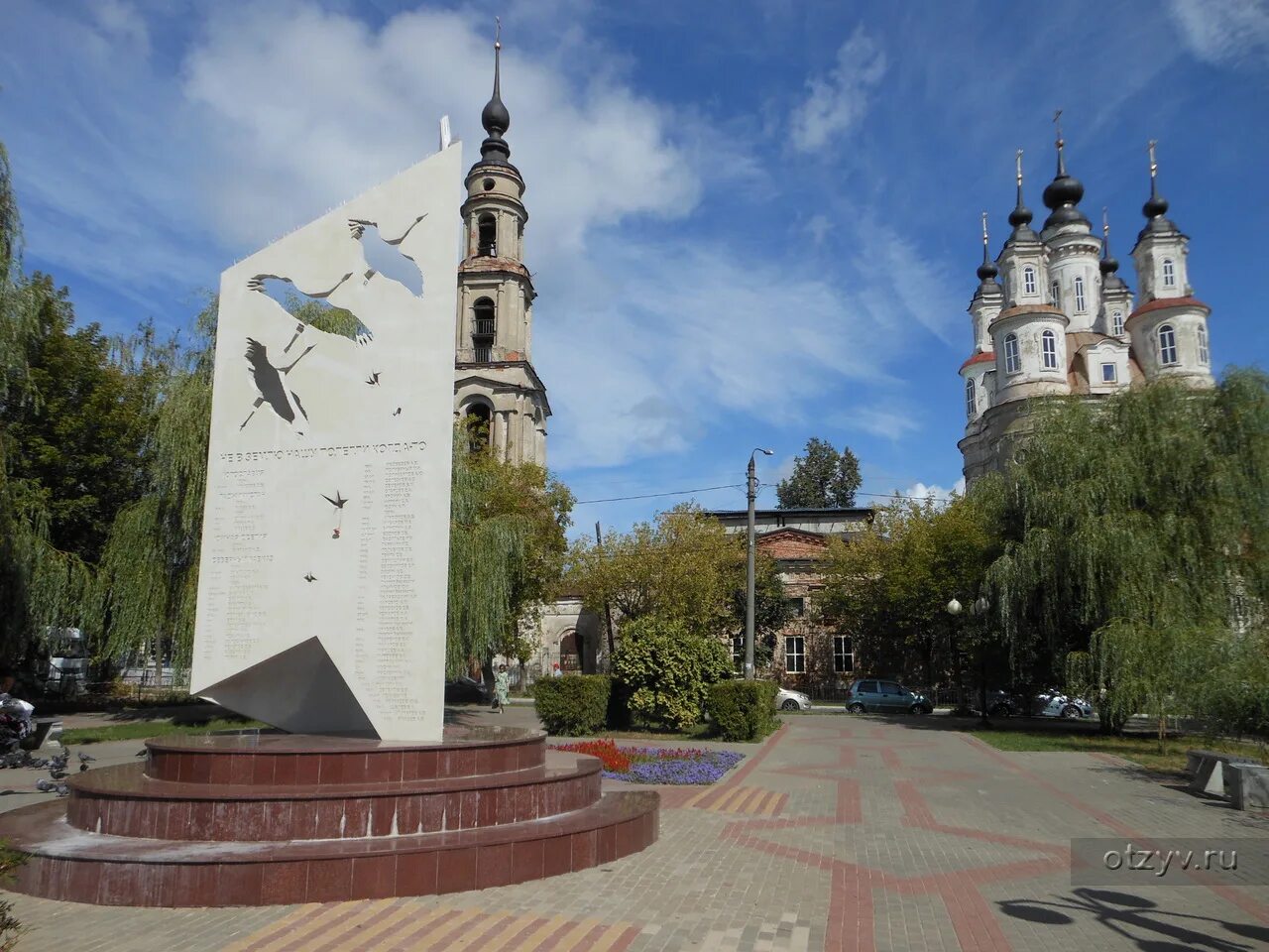 Погулять в калуге. Памятники Калуги. Калужские достопримечательности. Калуга главные достопримечательности. Известная достопримечательность в Калуге.