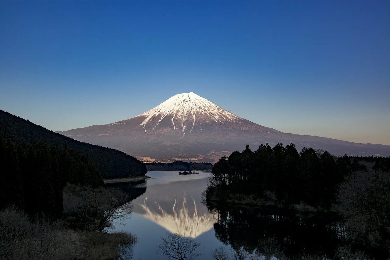 Гора Фудзияма в Японии. Гора Fuji Япония. Фудзияма Хонсю. Священная гора Фудзи. Фудзияма действующий или потухший