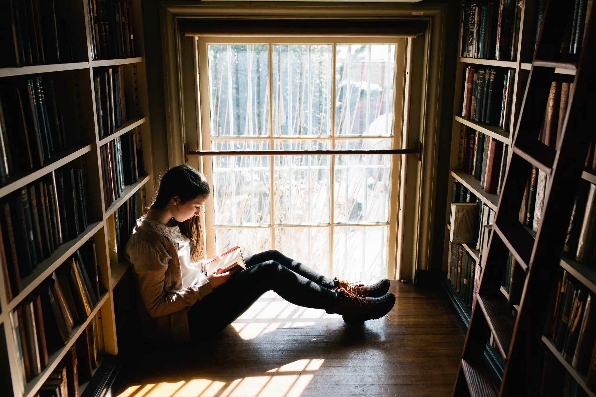 Она сидит в библиотеке. Чтение книг. Девушка с книгой. Фотосессия в библиотеке. Чтение в одиночестве.