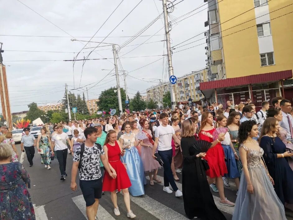 Главные новости калуги и области. Шествие выпускников Калуга 2023. Выпускной 2021 Калуга. Выпускной Калуга. Выпускной 11 класс.