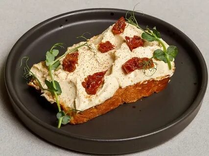 Хумус с вялеными помидорами