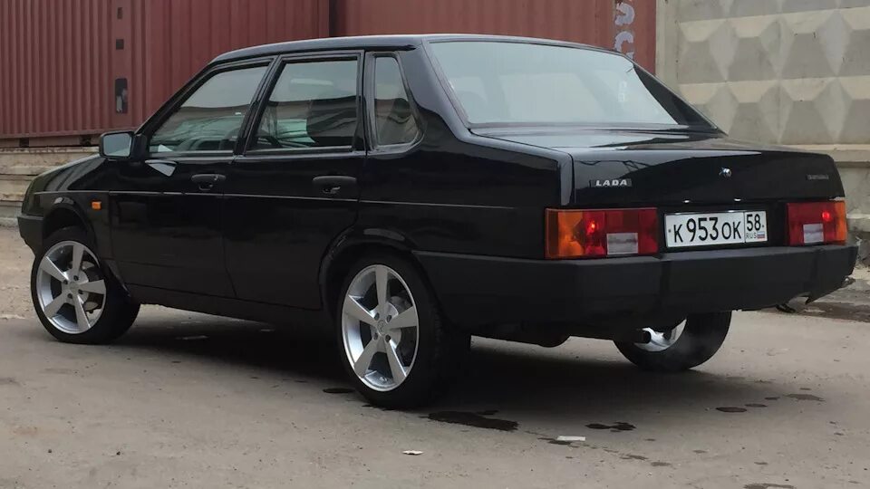 "The impudent nine": Stylish and budgetary tuning of VAZ-21099 showed in a netwo