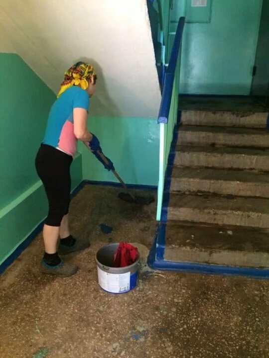 Работа дом уборщица подъездов. Уборка подъездов. уборщица подъездов. мытьё подъездов. мытье полов в подъезде.