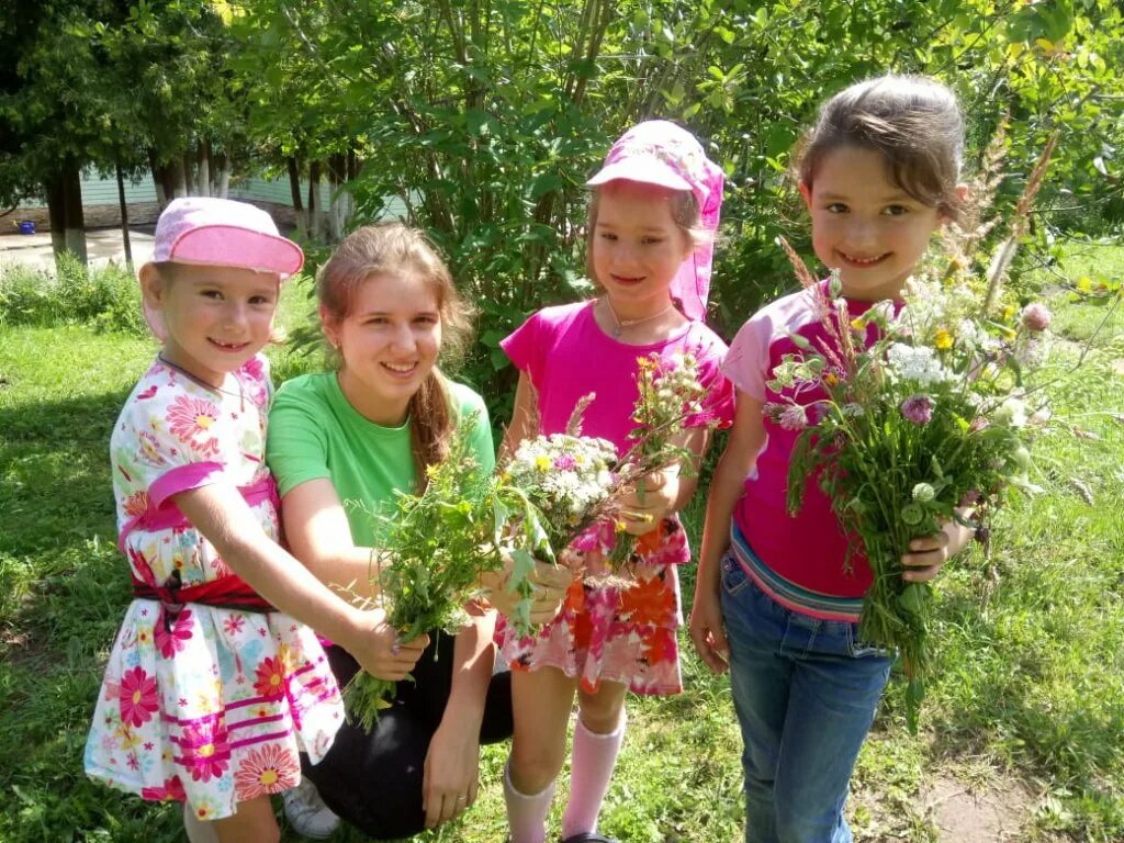 Доверие новости. Приют дом доверия. Детдом подростки цветы. Детдом подростки цветник. Приют для детей в Дмитрове.