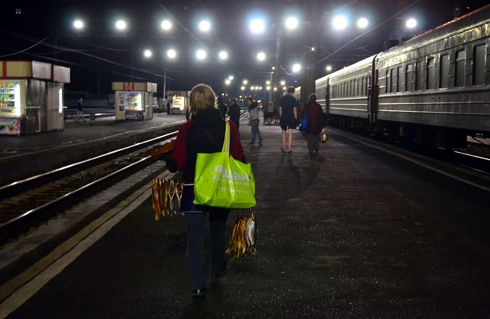 Знак на перроне. Барабинск вокзал ночью. Перрон. Барабинск ЖД станции вокзал ночной. Торговцы на перроне.