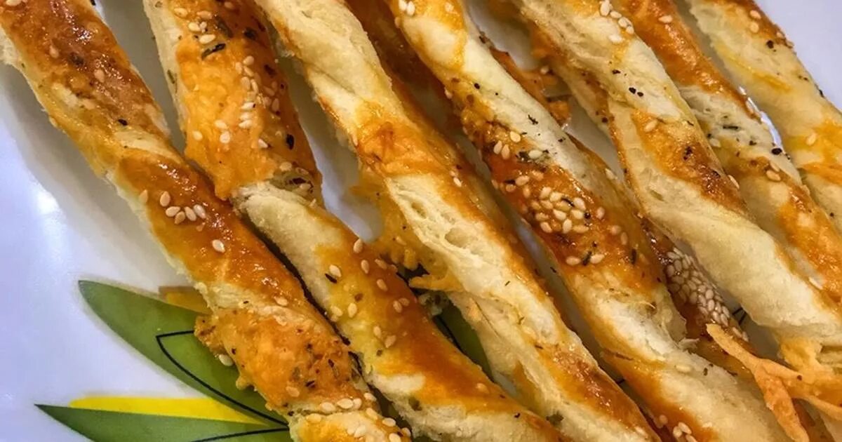 Палочки из теста в духовке. Сырные палочки из теста. сырные палочки слоеные. сырные палочки из слоеного теста. слоеные палочки с сыром.