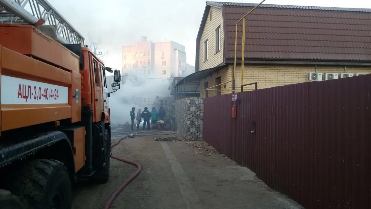 Ред бокс пожар. Пожар 06.11.2025 шоссе энтузиастов. пожар в гаражном боксе. пожар в советском районе. пожар в урейске.