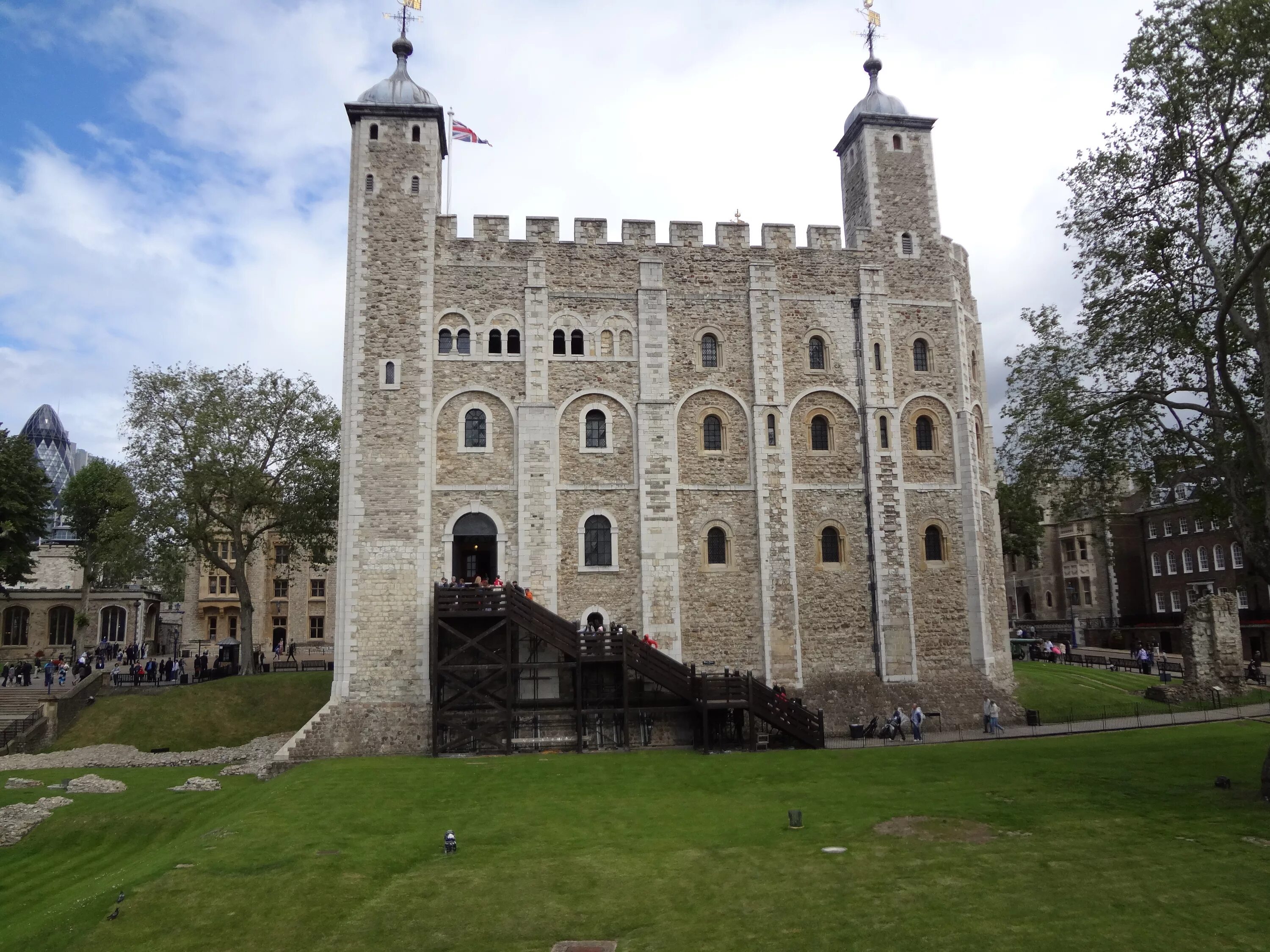 тауэр белая башня. лондонский тауэр белая башня. кто построил вайт тавер. тауэр белая башня. крепость тауэр в великобритании.