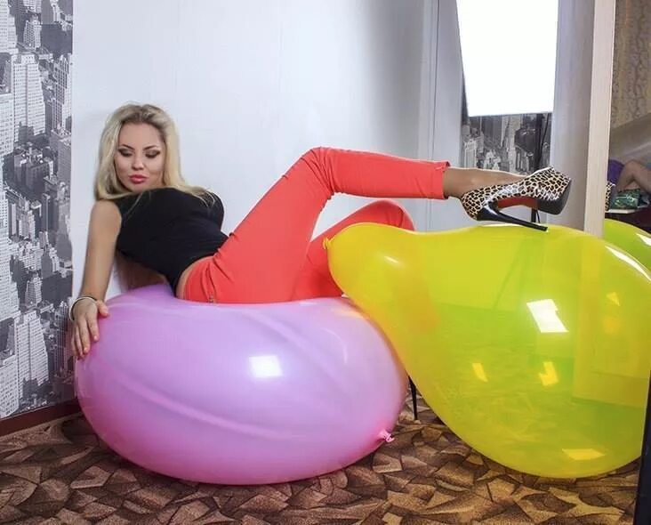 Большие шары видео. Kathy Looner. Большие надувные шары. Огромный надувной шар. Гигантские шары.