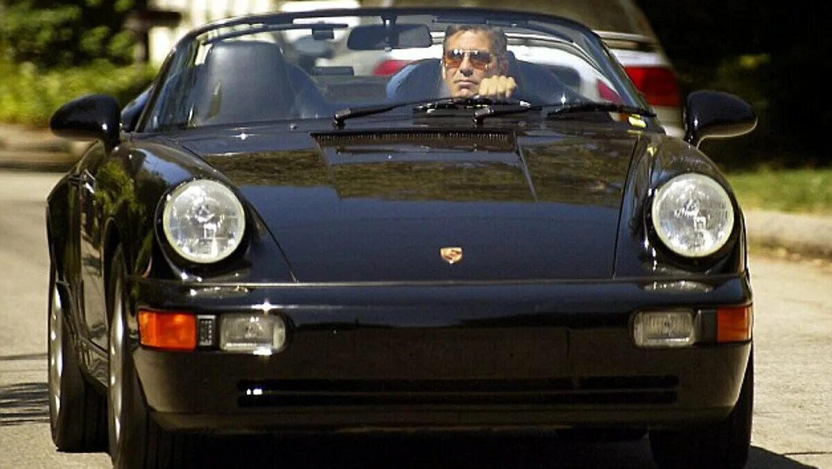Джордж Клуни в машине. Порш Джордж. Клуни и Порше. Джордж машина. George's cars