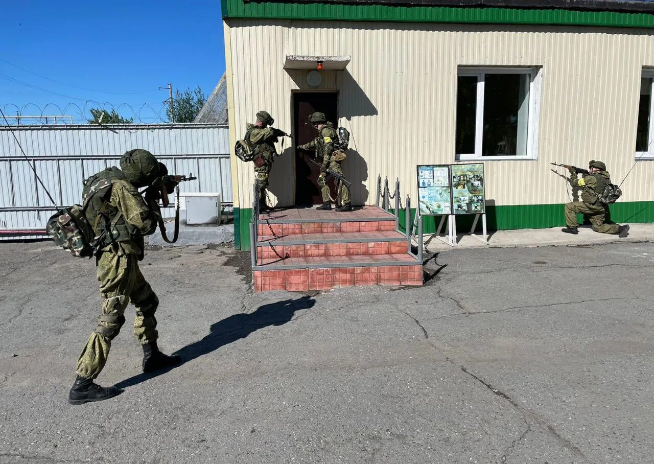 Нападение на в ч. Военная часть. Тренировка подразделения антитеррора. Подразделение антитеррора воинской части. Антитеррор в армии.