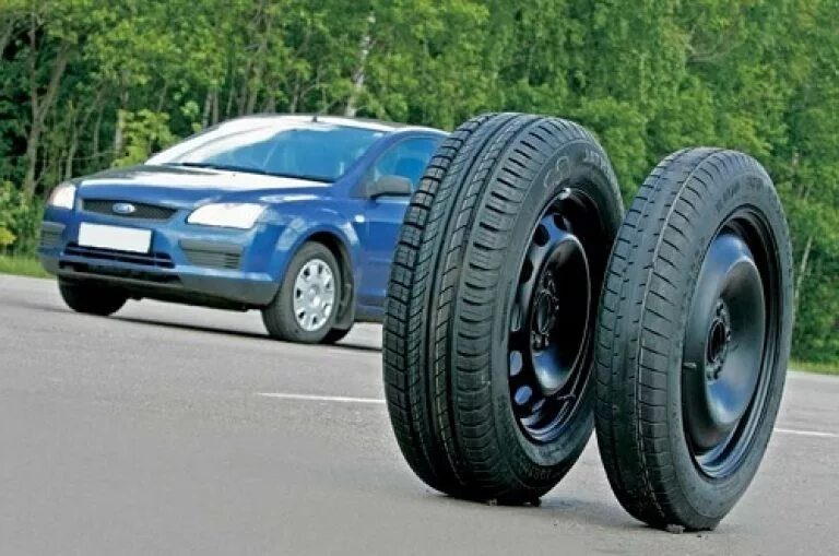 Четыре шины. Широкие покрышки на автомобиль. узкие колеса шины. машина на узких колесах. узкая резина на авто.