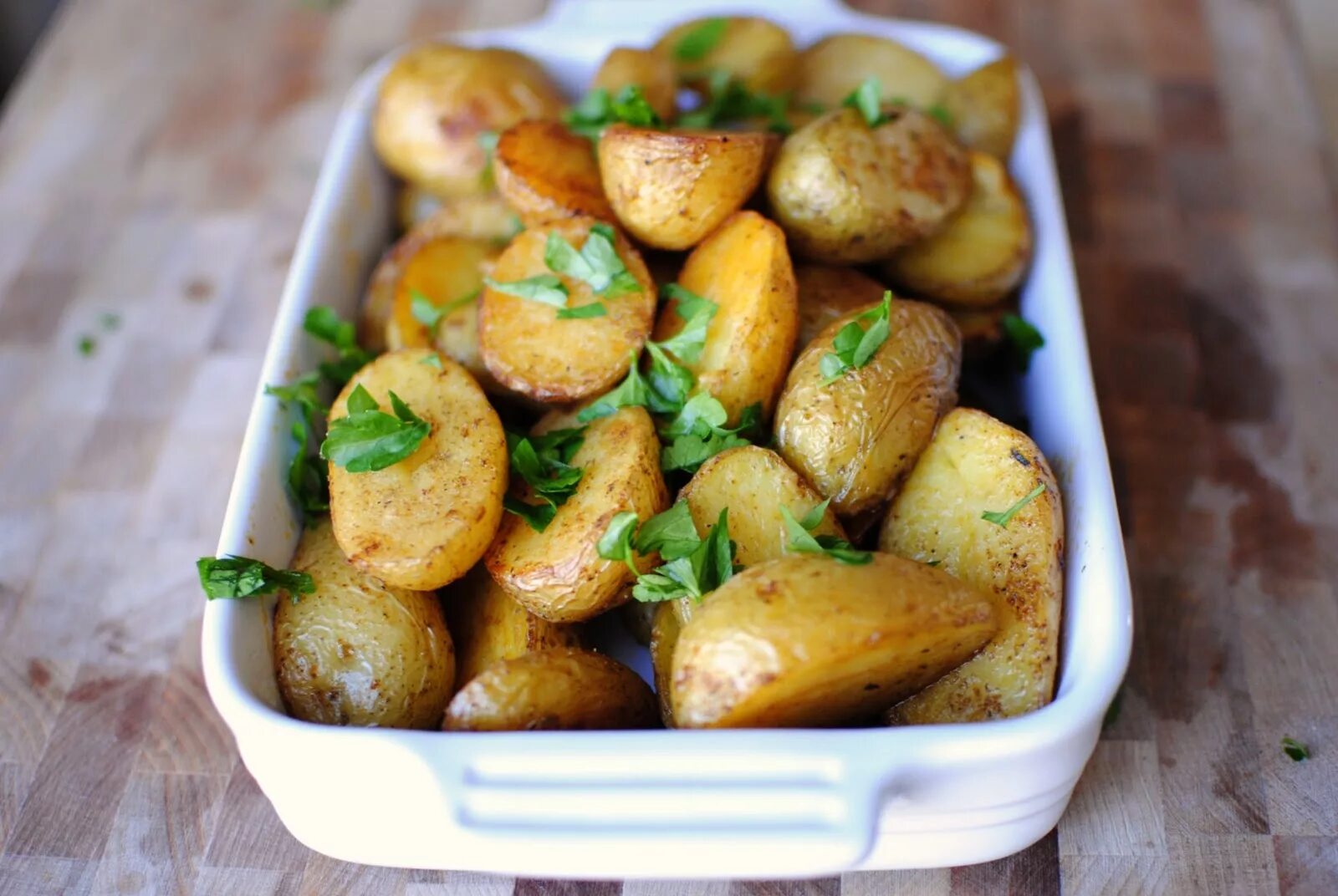 Грей картошку. Печеный картофель. Картошка в духовке. Картофель запеченный с травами. Картофель по-деревенски с травами.