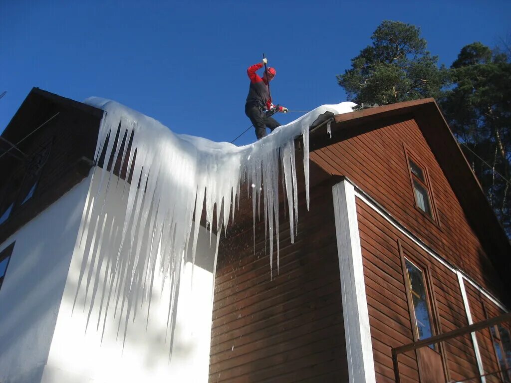 Очистка крыш от снега и налед. Чистка кровли от снега и наледи. Чистка снега с крыши. Уборка снега с кровли. Удаление сосулек.