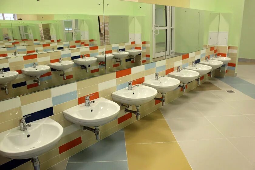 Умывальники в школьной столовой. Умывальники при обеденном зале устанавливаются. Умывальники в столовой. Мойка в школьной столовой. Умывальники в столовой.