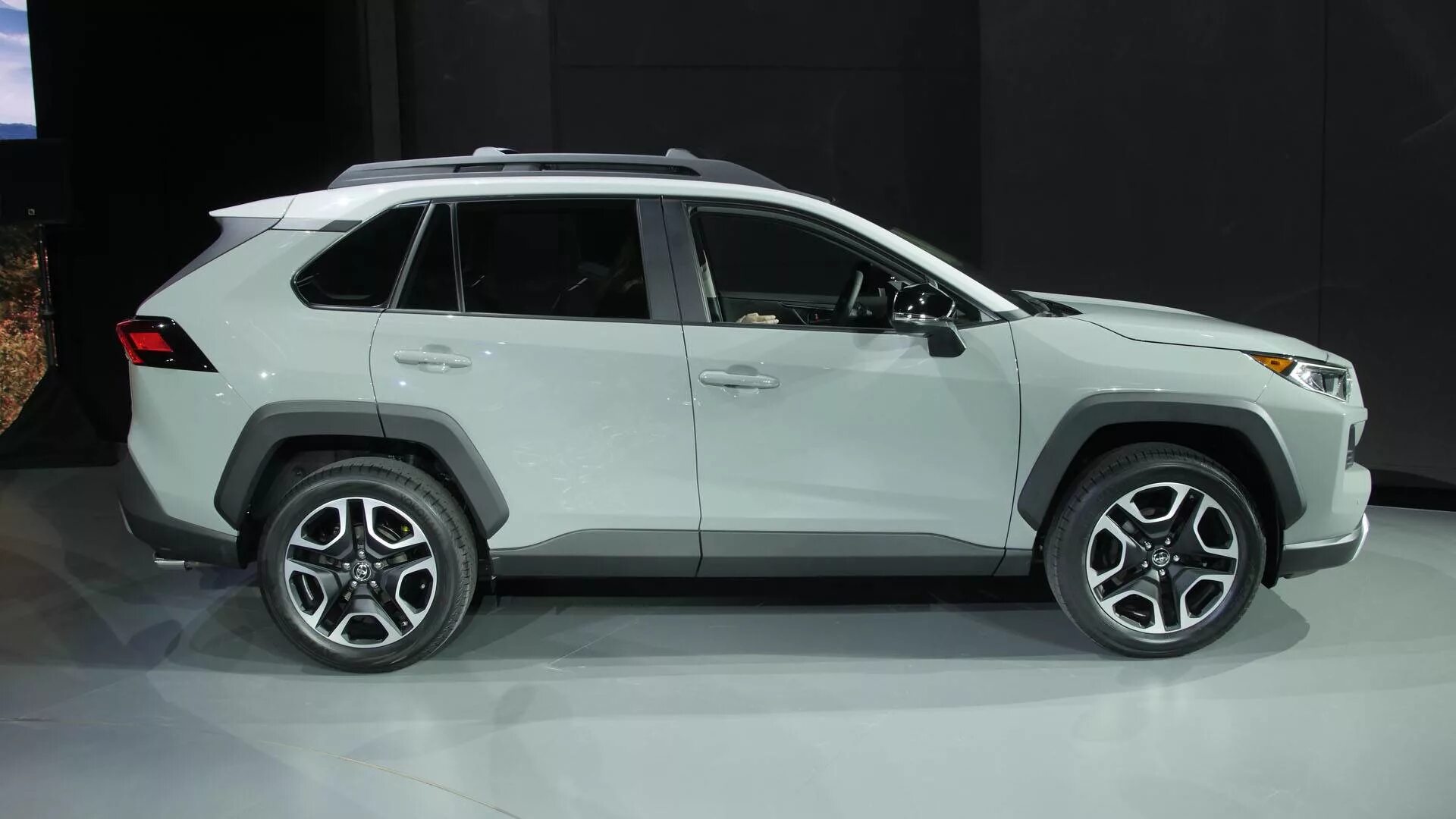 Toyota rav4 2019. Toyota RAV 2019. Toyota rav4 новый. Тойота рав 4 новый кузов 2019.