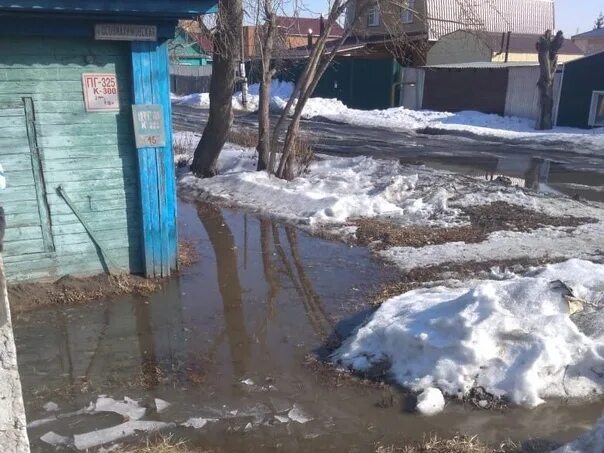 Улица Омска затоплена. Наводнение в Омске. Топим улицу. Сход талых вод.